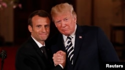 El presidente francés, Emmanuel Macron estrecha la mano del presidente Donald Trump al final de la conferncia de prensa conjunta en la Casa Blanca el martes, 24 de abril, de 2018.