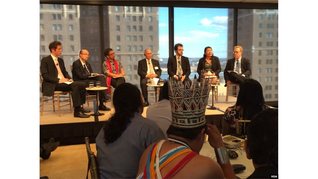 Government policymakers, corporate executives and indigenous leaders discuss deforestation and the indigenous stewardship of these forests as a way to combat climate change, promote justice and fight poverty, in New York, Sept. 24, 2014. (Adam Phillips/VOA)