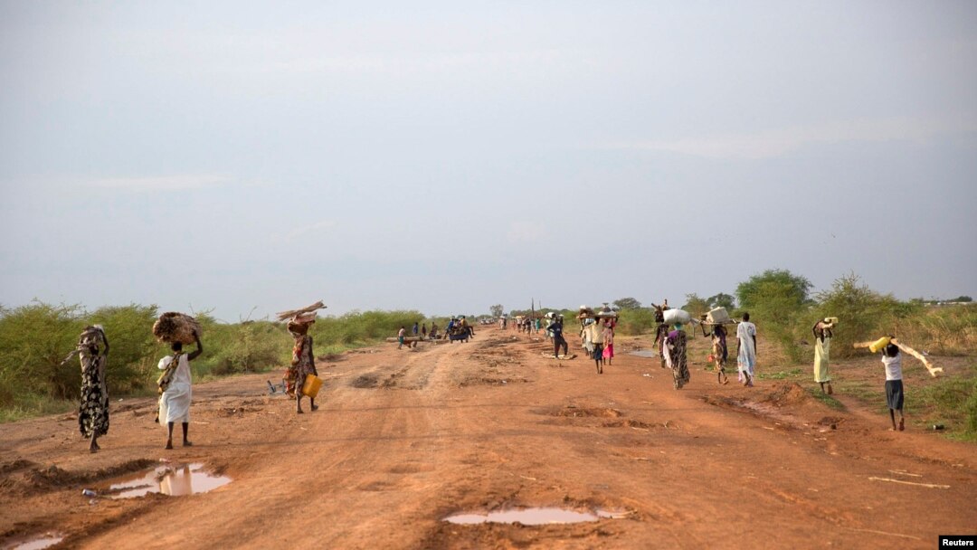 Civilians flee from renewed attacks in Bentiu, Unity state of South Sudan, April 20, 2014.