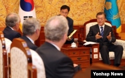 지난 21일 문재인 한국 대통령(오른쪽)이 청와대에서 미국 상하원 의원들을 접견한 자리에서 발언하고 있다.