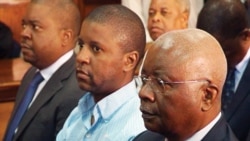 Nesta imagem de arquivo, no meio Ndambi Guebuza, com o pai Armando Guebuza à sua esquerda.