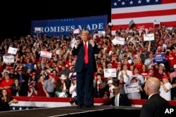 El presidente Donald Trump llega para hablar en un mitin en el Show Me Center, el lunes 5 de noviembre de 2018, en Cape Girardeau, Mo .. (Foto AP / Carolyn Kaster).