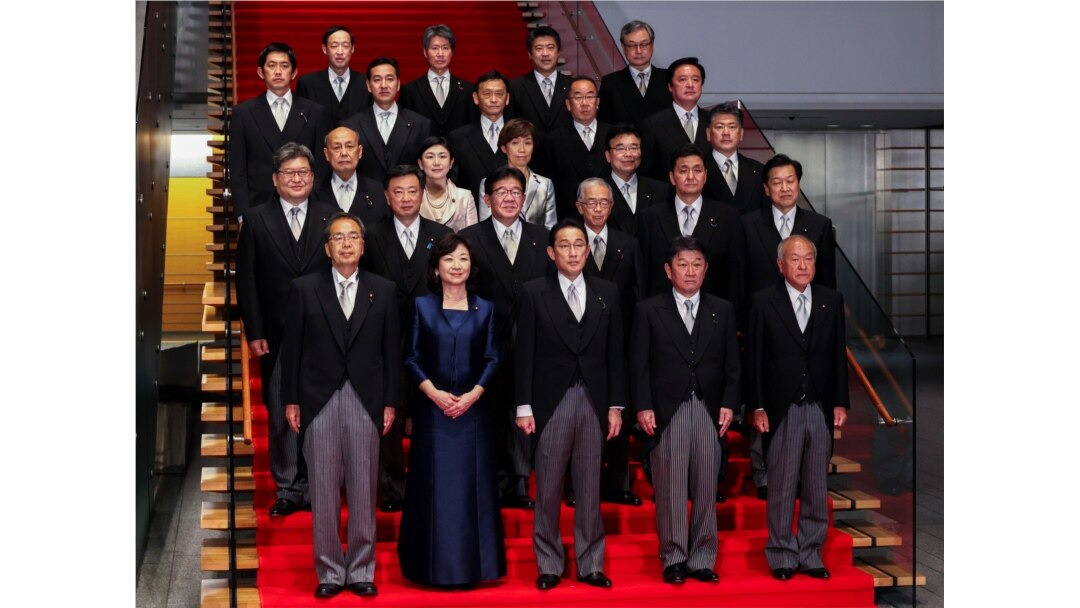 日本新首相岸田文雄(前排中)宣布組成新內閣(路透社2021年10月4日)