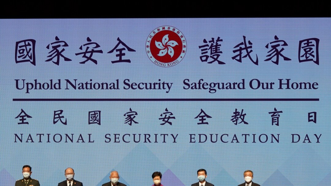香港特首林鄭月娥與中國駐香港聯絡辦公室主任駱惠寧等人2021年4月15日主持“全民國家安全教育日“開幕儀式 (路透社照片)