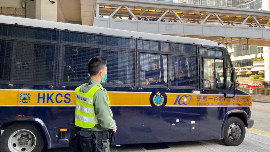 香港律政司覆核得直,民主派初選47人案被告之一,元朗區議員伍健偉保釋申請被撤銷,需要繼續還柙,散庭後由囚車押送回收押所 (攝影:美國之音湯惠芸)