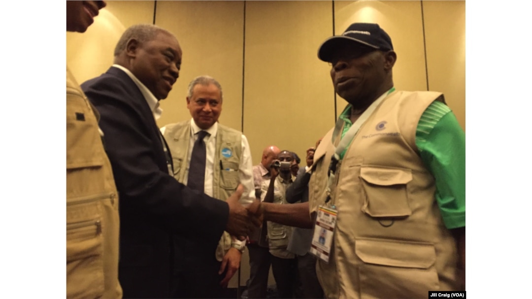 Former Nigerian President Olusegun Obasanj, right, head of Commonwealth Observers, greets former Zambian President Rupiah Banda after a news conference in Kampala, Feb. 20, 2016. Banda heads Electoral Institute for Sustainable Democracy in Africa (EISA) mission.