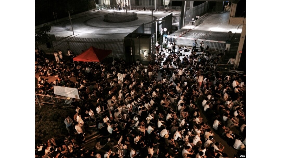 參與香港學生罷課集會的人士坐滿行人路及馬路,不過當局沒開放公民廣場讓學生及市民集會。(美國之音湯惠芸攝)
