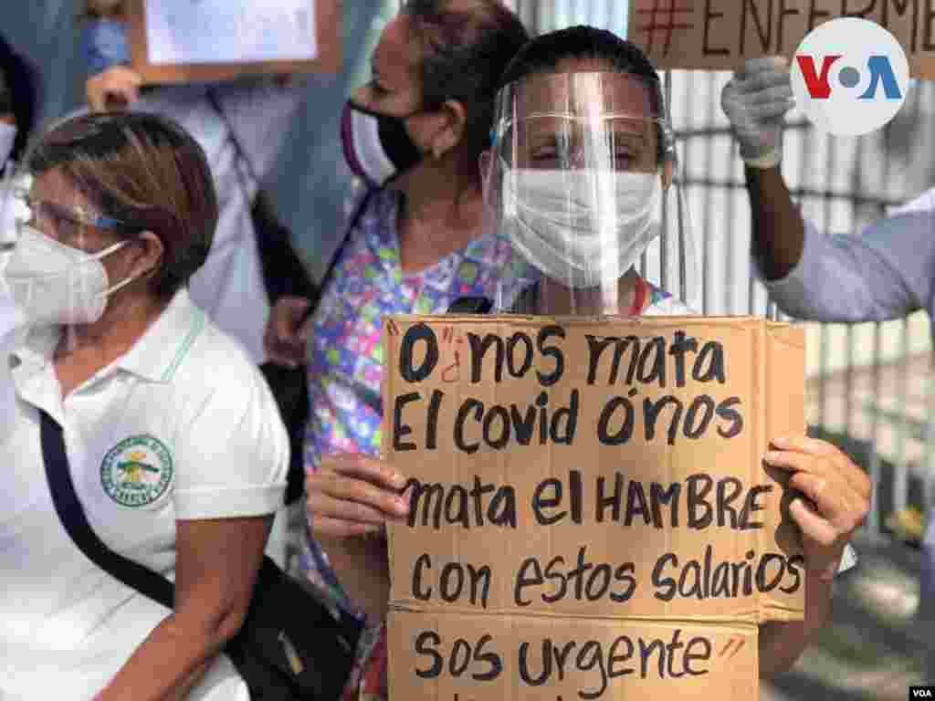 Tenían pensado ir hasta la Defensoría del Pueblo. Ana Rosario Contreras, presidenta del Colegio de Enfermería de Caracas, aseguró que entregarían la decimoquinta comunicación al organismo y que seguirán protestando hasta que sus demandas sean escuchadas.
