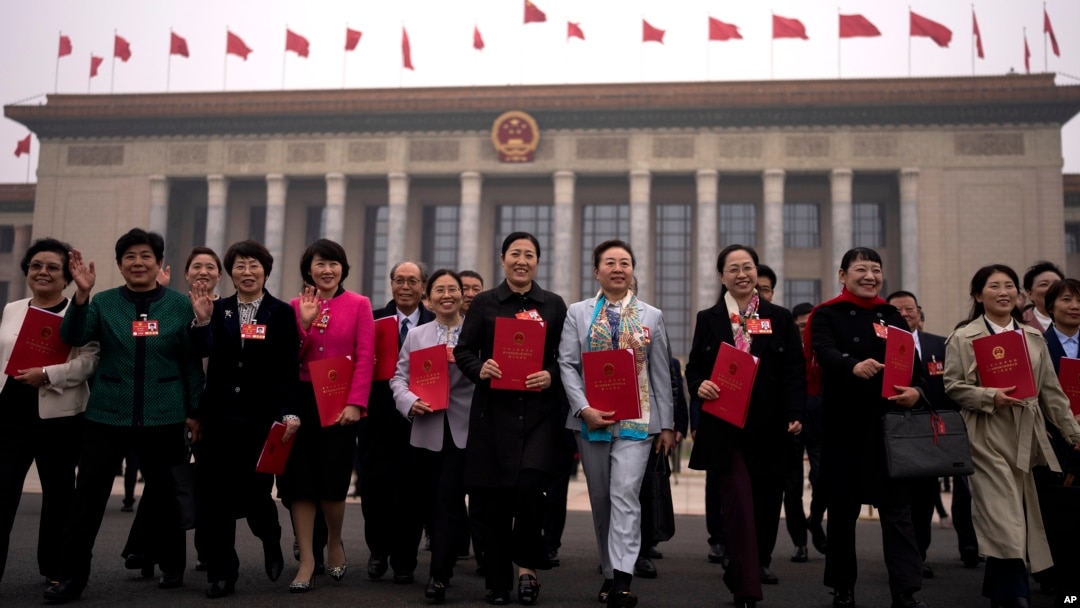 2025年3月11日出席全國人民大會閉幕式後，手持全國人民代表大會報告的代表離開人民大會堂。