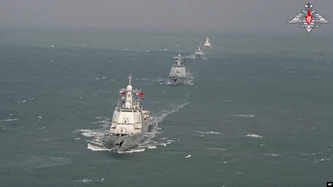 En la imagen, tomada de un video del Servicio de Prensa del Ministerio de Defensa Ruso del 22 de diciembre de 2022, buques de guerra chinos participan en maniobras navales conjuntas con Rusia en el Mar de China Oriental. 