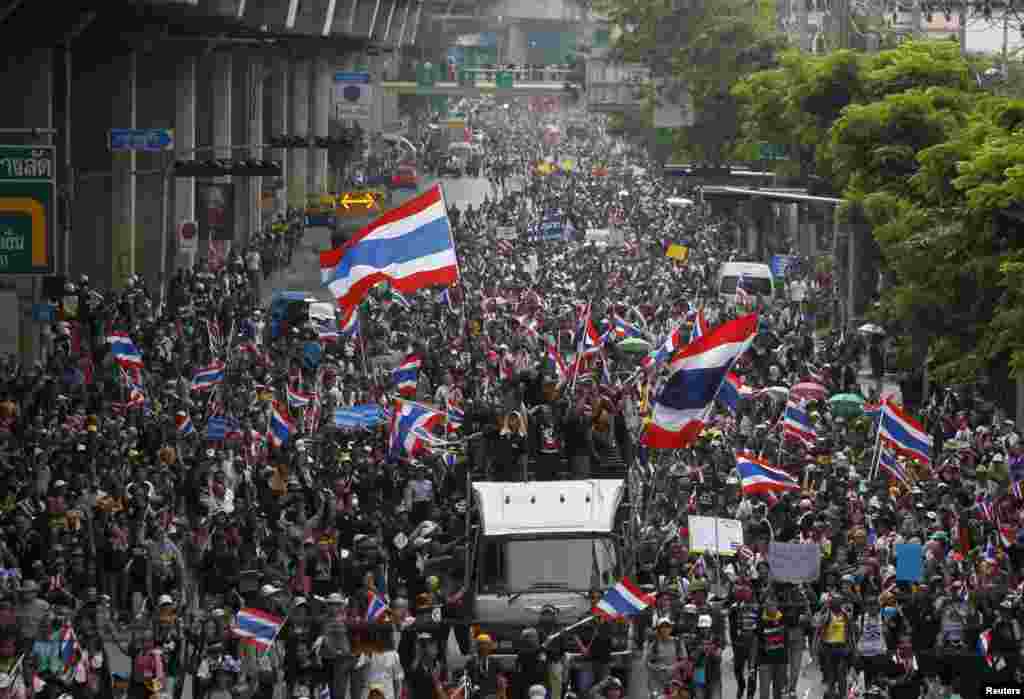 Anti-government protesters march toward Thailand's Finance Ministry in Bangkok, Nov. 25, 2013.