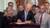 Gobernador de Florida firma restricciones a ventas de armas