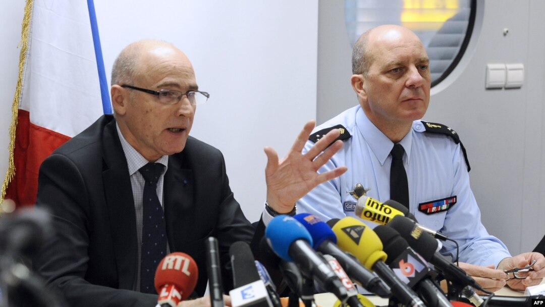 French prosecutor of Marseille Brice Robin, flanked by General David Galtier (R), speaks to the press on March 26, 2015 in Marignane airport near the French southern city of Marseille. 