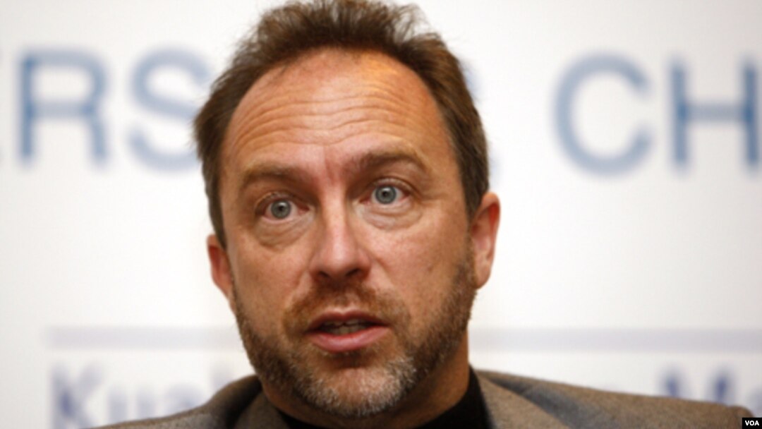 El fundador, Jimmy Wales, creó Wikipedia con la idea que puede ser una libre fuente de información.