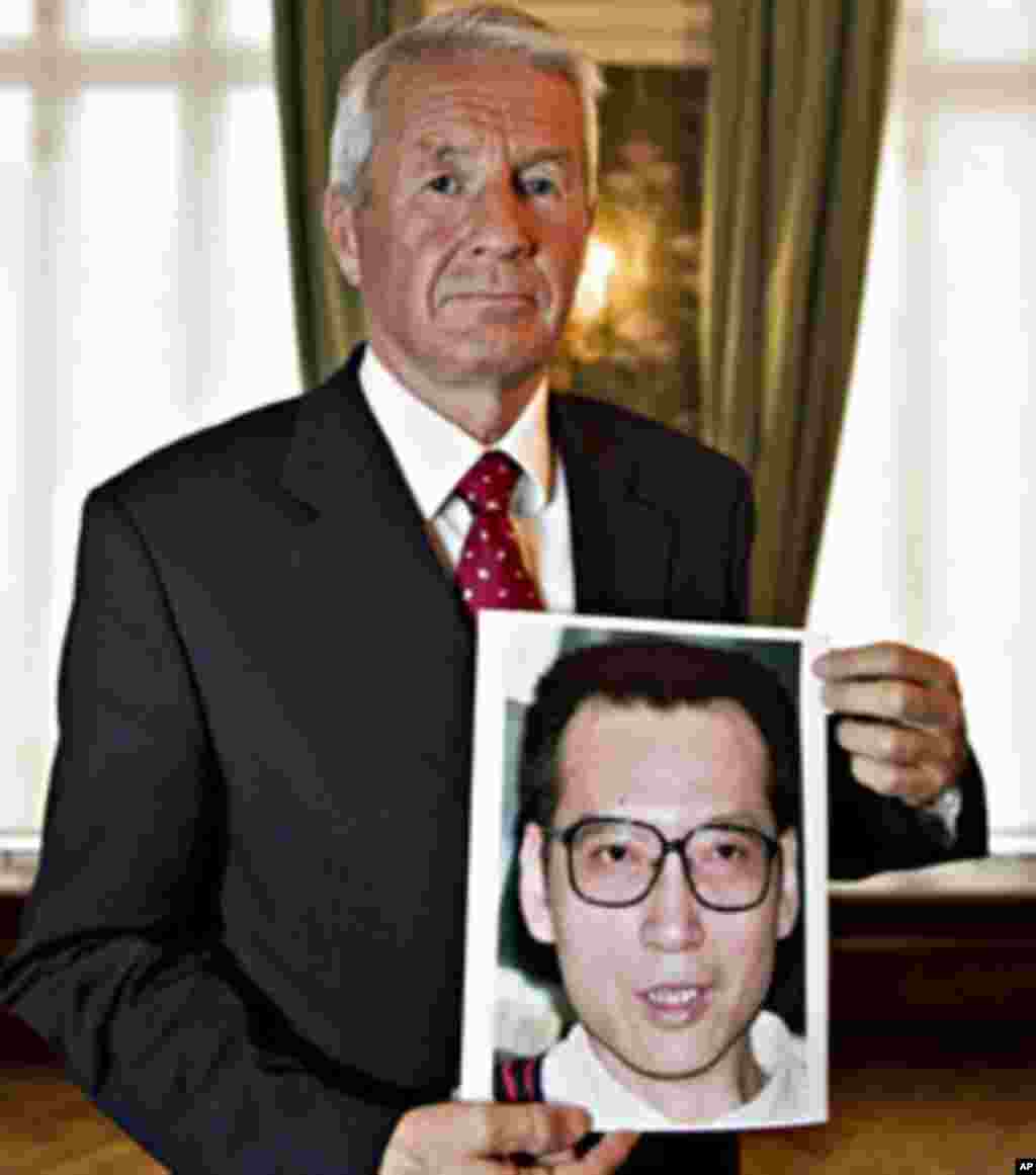諾貝爾委員會主席亞格蘭(Thorbjoern Jagland)手持劉曉波的照片(2010年10月8日)