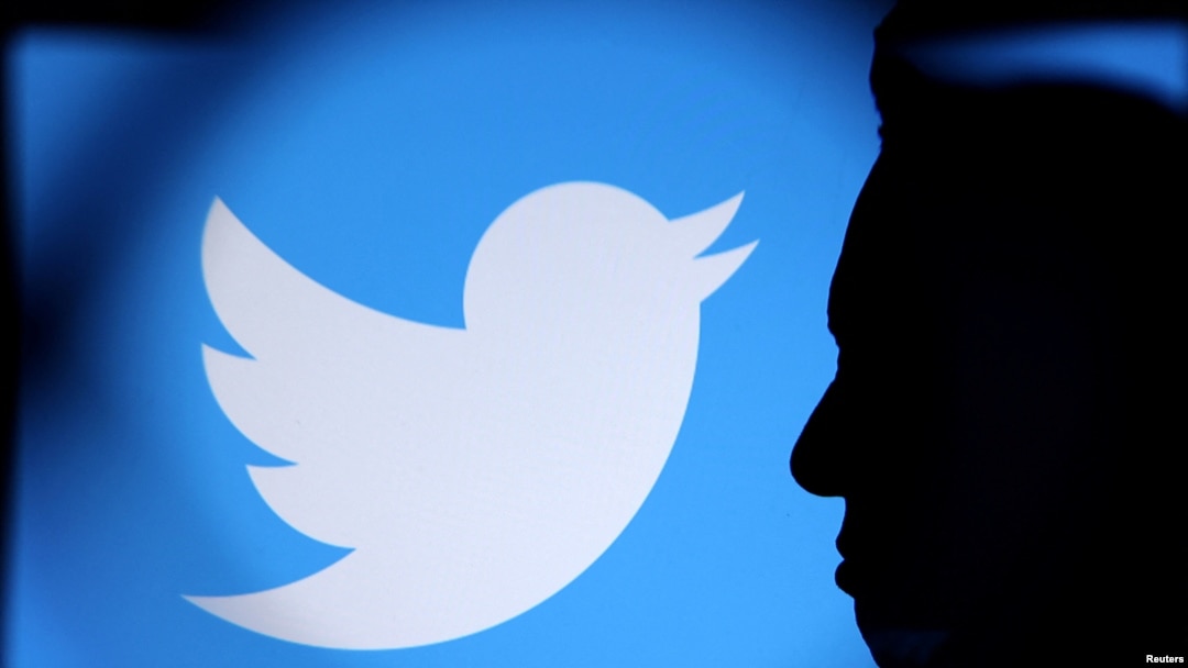 FOTO DE ARCHIVO: La foto de Elon Musk y el logotipo de Twitter se ven a través de una lupa en esta ilustración tomada el 4 de noviembre de 2022. REUTERS/Dado Ruvic.