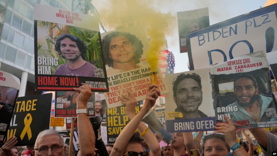 Familiares de rehenes retenidos por Hamás en Gaza, y sus partidarios, protestan cerca del hotel donde se aloja el secretario de Estado de Estados Unidos, Antony Blinken, durante su visita a Israel, en Tel Aviv, el 19 de agosto de 2024