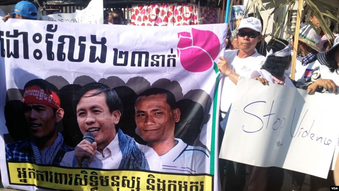 Protesters gather outside the Appeal Court in Phnom Penh, Feb. 11, 2014. (Robert Carmichael/VOA)