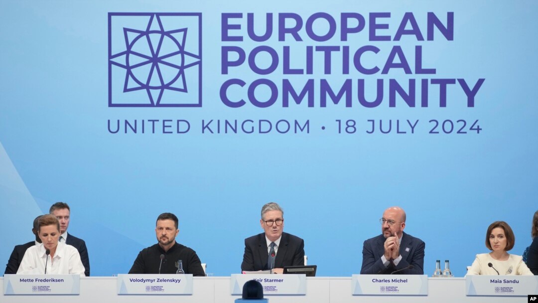 El primer ministro británico, Keir Starmer, habla en la apertura de la reunión de la Comunidad Política Europea en el Palacio de Blenheim en Woodstock, Gran Bretaña, el 18 de julio de 2024. Sentado a la izquierda de Starmer está el presidente ucraniano, Volodymyr Zelenskyy.