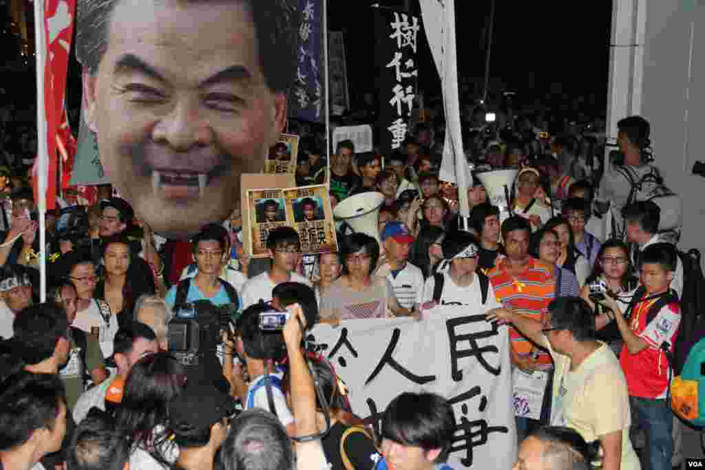 學聯發起抗議梁振英拒絕對話公民抗命遊行和留守禮賓府(美國之音圖片/海彥拍攝)