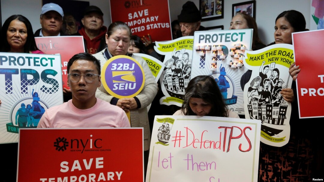 La gente se reúne durante una conferencia de prensa en la Coalición de Inmigración de Nueva York tras el anuncio del Presidente de los Estados Unidos, Donald Trump, de poner fin al estado de protección temporal para los inmigrantes salvadoreños en Manhattan, Nueva York. Archivo.