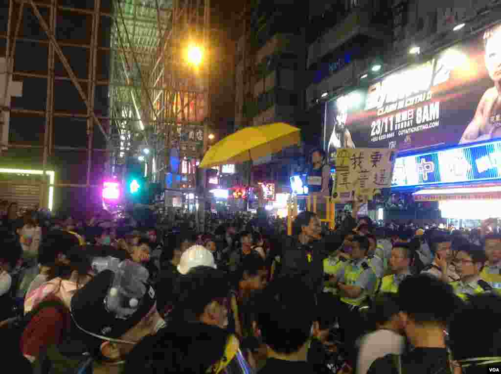 大批市民連續第二晚在旺角與警方「巷戰」 (美國之音海彥拍攝 ) 
