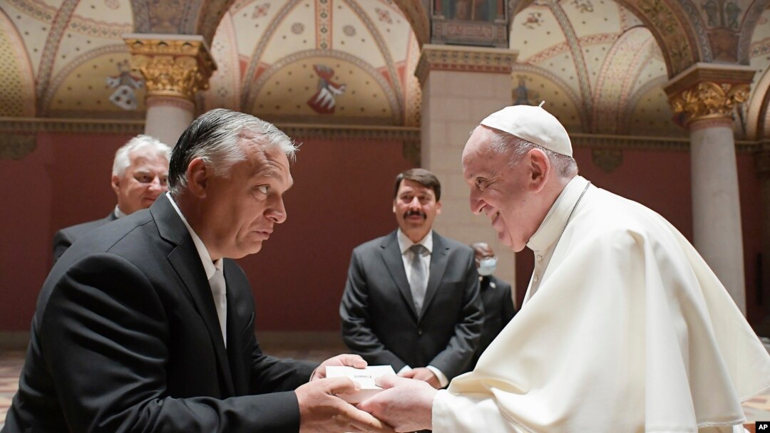 Papa Francis akibadilishana zawadi na Waziri Mkuu wa Hungary Viktor Orban, katika Jumba la Makumbusho la Sanaa Budapest, Jumapili, Septemba 12, 2021.