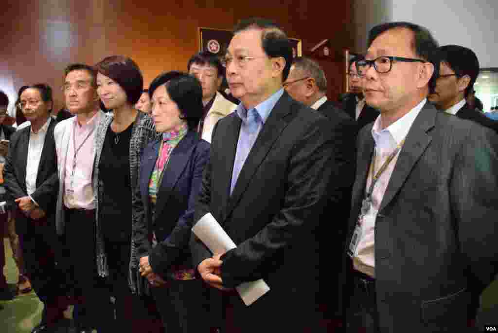 多位沒有參與港府政改方案表決的建制派議員,在政改方案被否決後會見記者。(美國之音 湯惠芸攝)