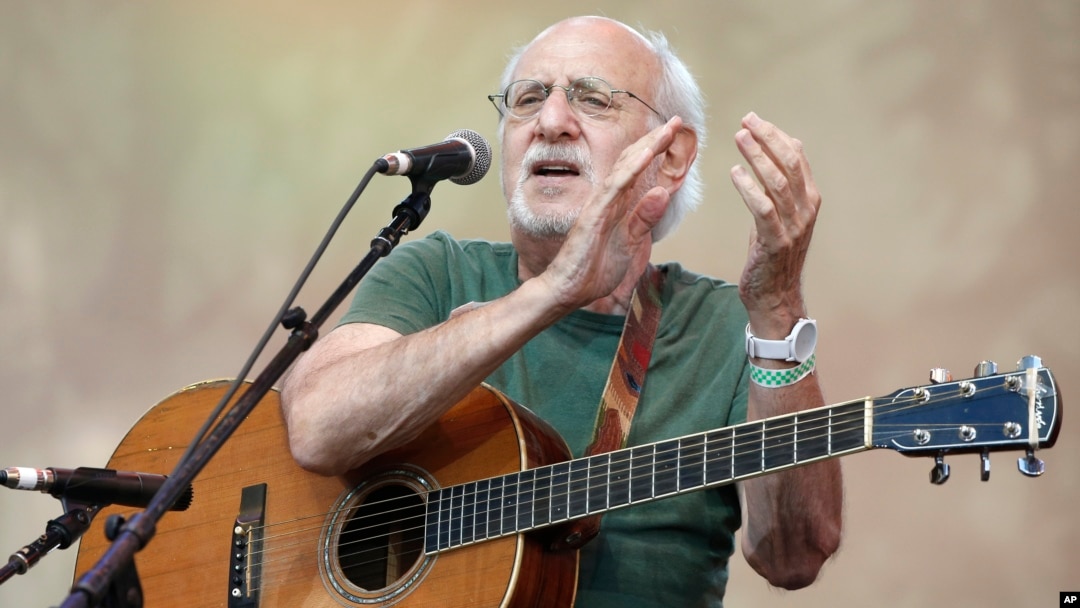ARCHIVO - El cantautor Peter Yarrow, del trío musical de la década de 1960 "Peter Paul and Mary", actúa durante un concierto tributo en memoria del ícono popular y activista de derechos civiles Pete Seeger en Nueva York el 20 de julio de 2014. AP