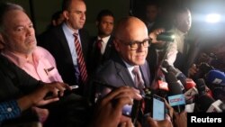 El ministro de Comunicaciones y jefe de la delegación oficial, Jorge Rodríguez, habla con los medios tras el segundo día de negociaciones en República Dominicana.