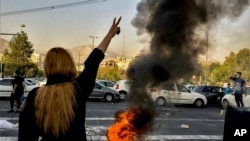 دیمەنی خۆپیشاندەرێک لە تاران