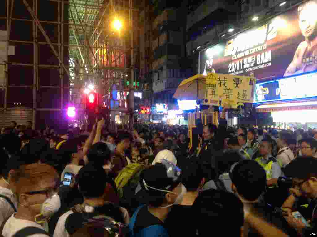 大批市民連續第二晚在旺角與警方「巷戰」 (美國之音海彥拍攝 )