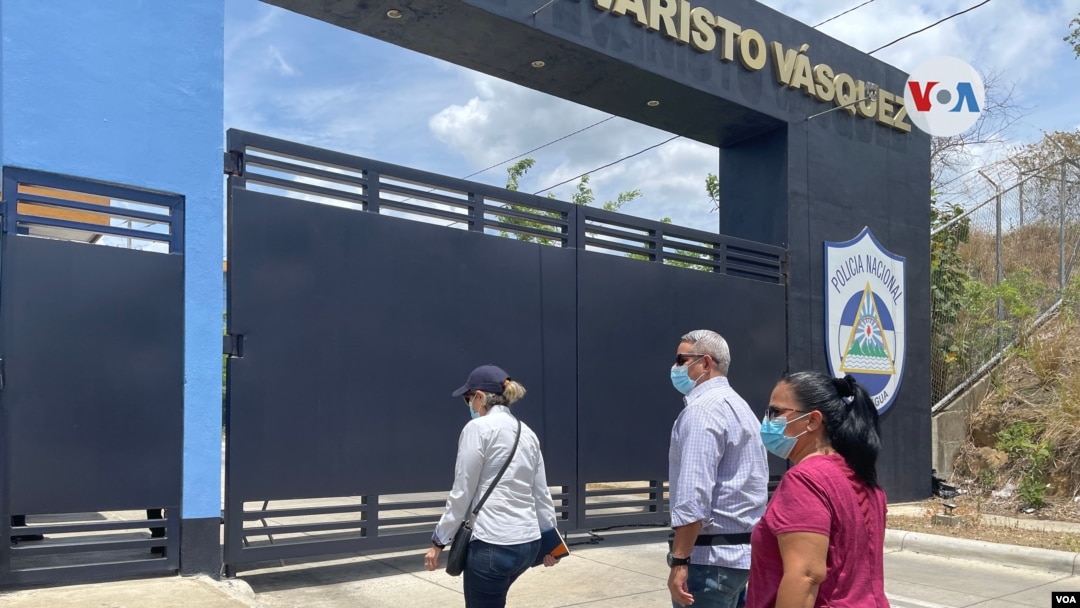 Familiares de presos políticos piden información en el nuevo centro de detención conocido como El Chipote. [Foto Houston Castillo/VOA].