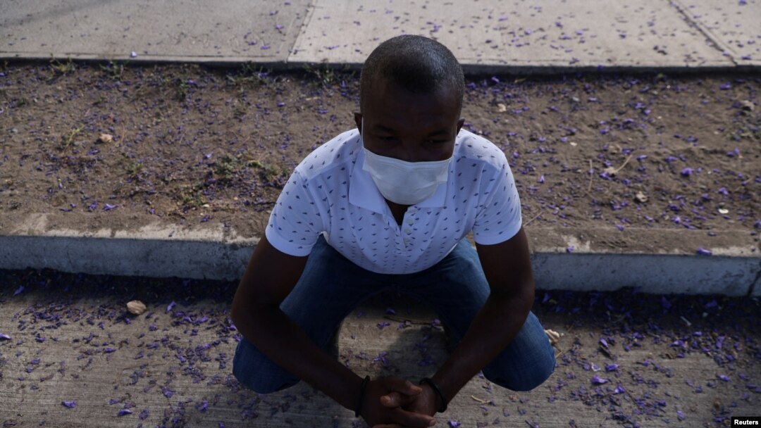 El migrante haitiano Eric Jean Louis, quien hizo el viaje de Chile a Estados Unidos y luego fue deportado por las autoridades estadounidenses de regreso a Puerto Príncipe, toma un descanso en Peumo, en las afueras de Rancagua, Chile, el 2 de diciembre de 2021.