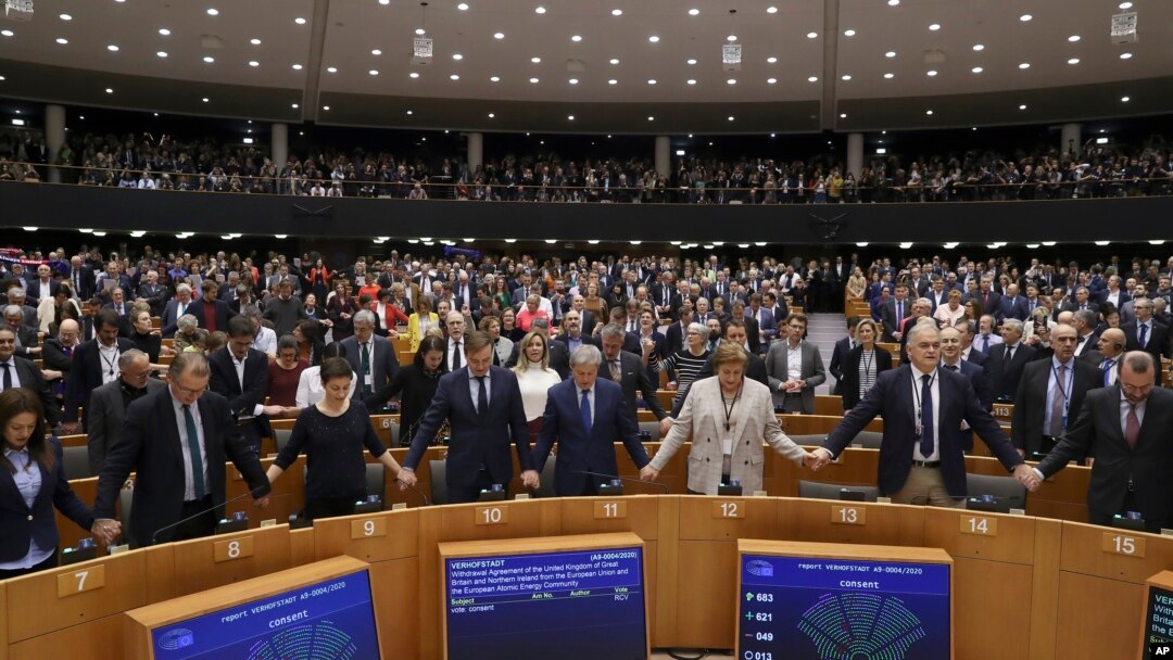 Los eurodiputados cantan y se toman de la mano después de una votación sobre la retirada del Reino Unido de la UE, el último paso legislativo en los procedimientos del Brexit, durante la sesión plenaria en el Parlamento Europeo en Bruselas, el miércoles 29 de enero de 2020. (AP)