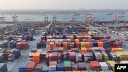 Una vista aérea muestra contenedores en el puerto de Nanjing, en la provincia oriental china de Jiangsu, el 4 de febrero de 2025.