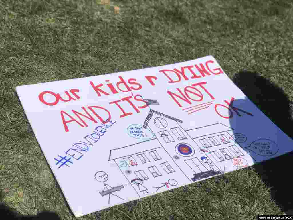 "As nossas crianças estão a morrer e isso não está certo", cartaz na Marcha Pelas Nossas Vidas em Washington DC