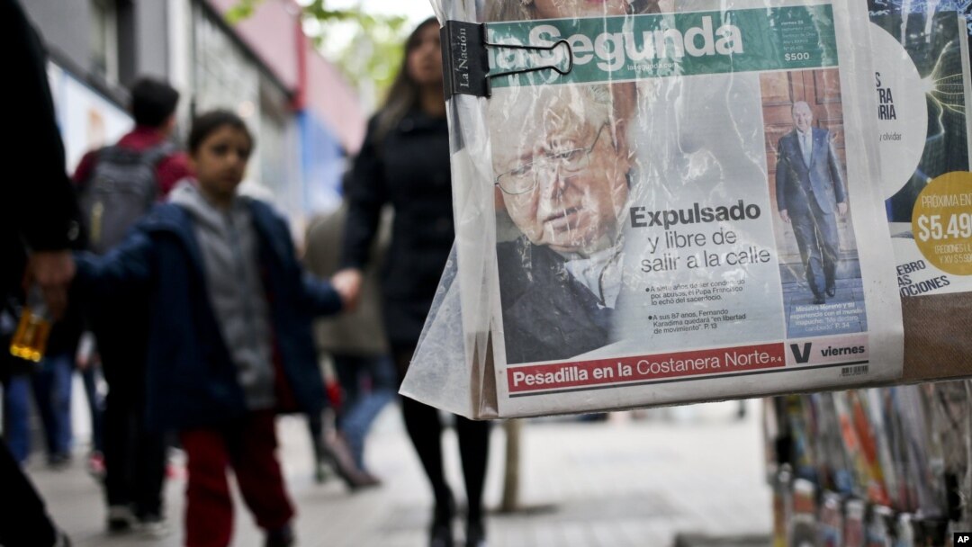 Un periódico informa sobre la expulsión de Fernando Karadima del sacerdocio por orden del papa Francisco, en Santiago, Chile, el viernes 28 de septiembre de 2018.