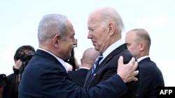 (FILES) Waziri Mkuu wa Israel Benjamin Netanyahu, kushoto, akisalimiana na Rais wa Marekani Joe Biden wakati alipowasili Tel Aviv October 18, 2023.