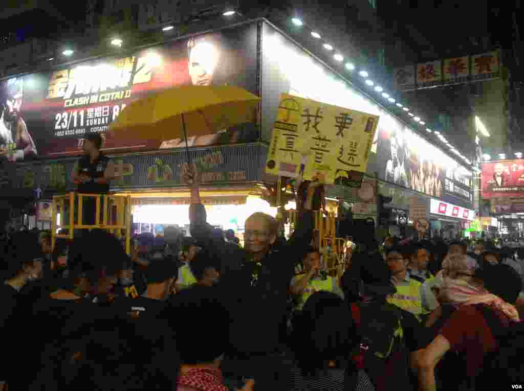 大批市民連續第二晚在旺角與警方「巷戰」 (美國之音海彥拍攝 )