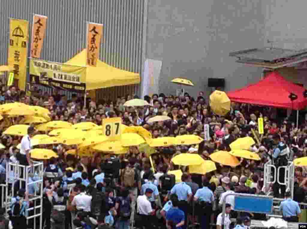 港人重返政總紀念雨傘運動一周年(美國之音海彥拍攝)