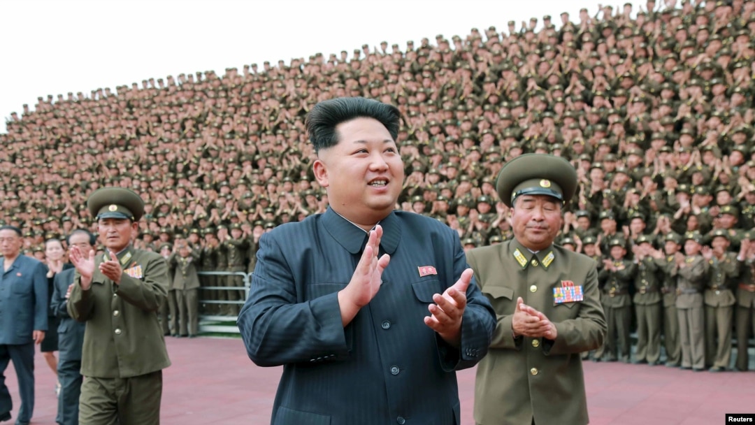 평양에서 김정은 북한 국방위 제1위원장이 강원도 원산에 완공된 육아원과 고아원을 방문하고 군인 건설자들과 기념 사진을 찍었다고 노동신문이 지난달 3일 보도했다. (자료사진) 