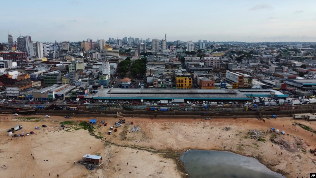 Una parte del río Negro está seca en el puerto de Manaos, estado de Amazonas, Brasil, el viernes 4 de octubre de 2024, en medio de una grave sequía.