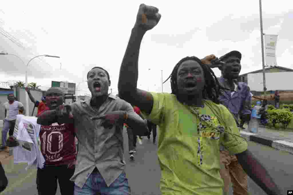 Kungiyar kwadago ta TUC da 'ya'yan kungiyoyin al'umma a Lagos suna zanga-zanga a daidai lokacin da suke wuce wani gidan mai dake dauke da sabon farashin man, a Lagos, Najeriya, Laraba 18 Mayu, 2016.