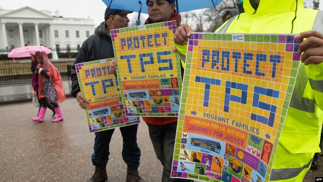 Manifestantes participan en la Marcha por el TPS a las afueras de la Casa Blanca en Washington DC, el 12 de febrero de 2019.