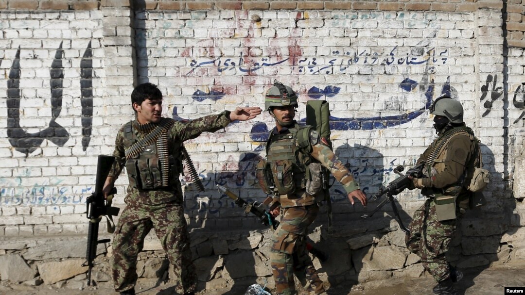 Afg'on askarlari Jalolobodda Pokiston konsulligi oldidagi hujumdan keyin. 13-yanvar 2016-yil