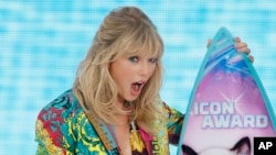 Taylor Swift acepta el premio Icon en los Teen Choice Awards el domingo, 11 de agosto de 2019 en Hermosa Beach, California.