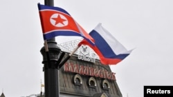 ธงรัสเซียและเกาหลีเหนือโบกสะบัดในวลาดิวอสตอค
