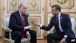 Predsednici SAD i Francuske Donald Tramp i Emanuel Makron na sastanku u Parizu 10. novembra 2018.