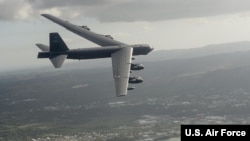 미 공군 B-52H 전략폭격기가 괌 해안 상공을 비행하고 있다. (자료사진)